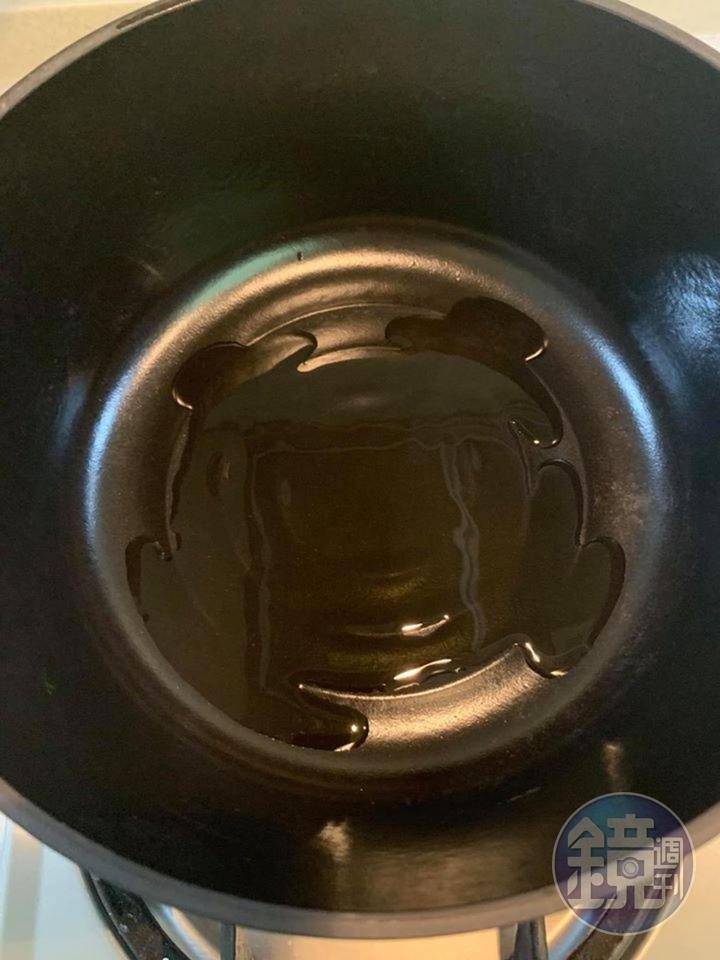 Varmicular鑄鐵鍋入油。