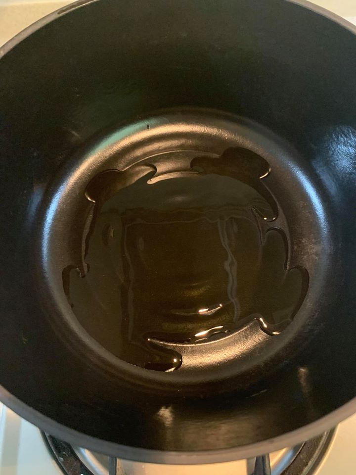 Varmicular鑄鐵鍋入油。