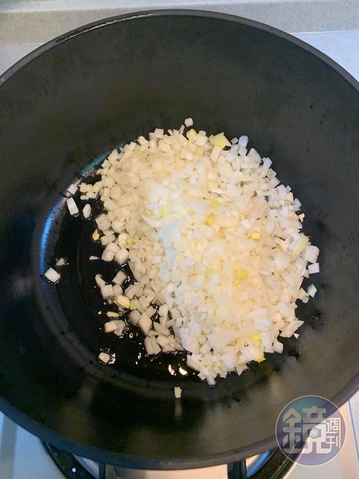 炒香洋蔥丁。