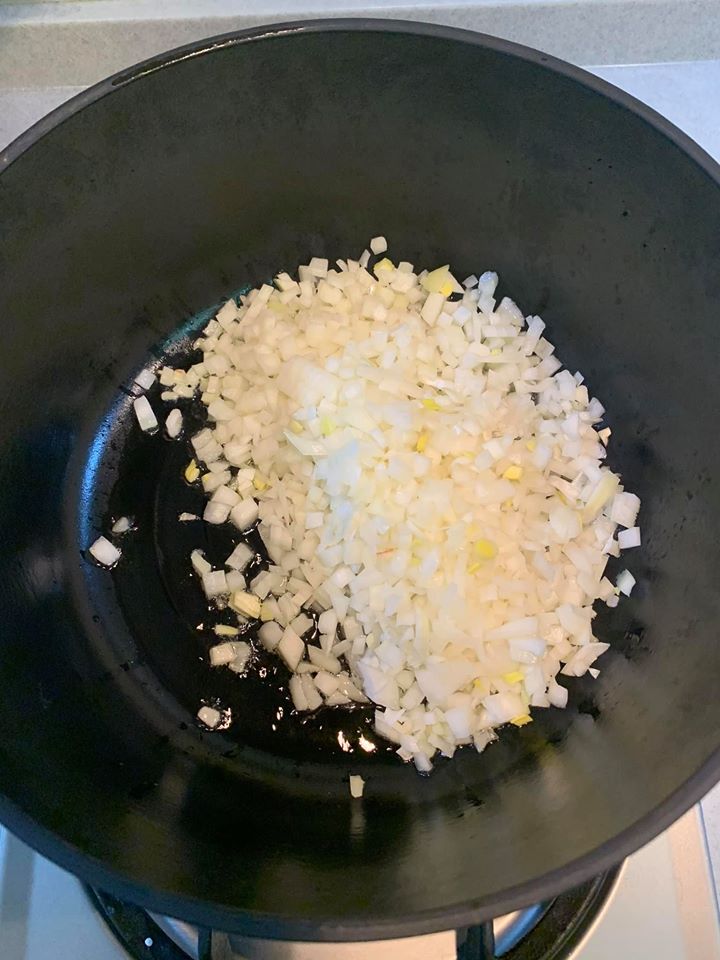 炒香洋蔥丁。