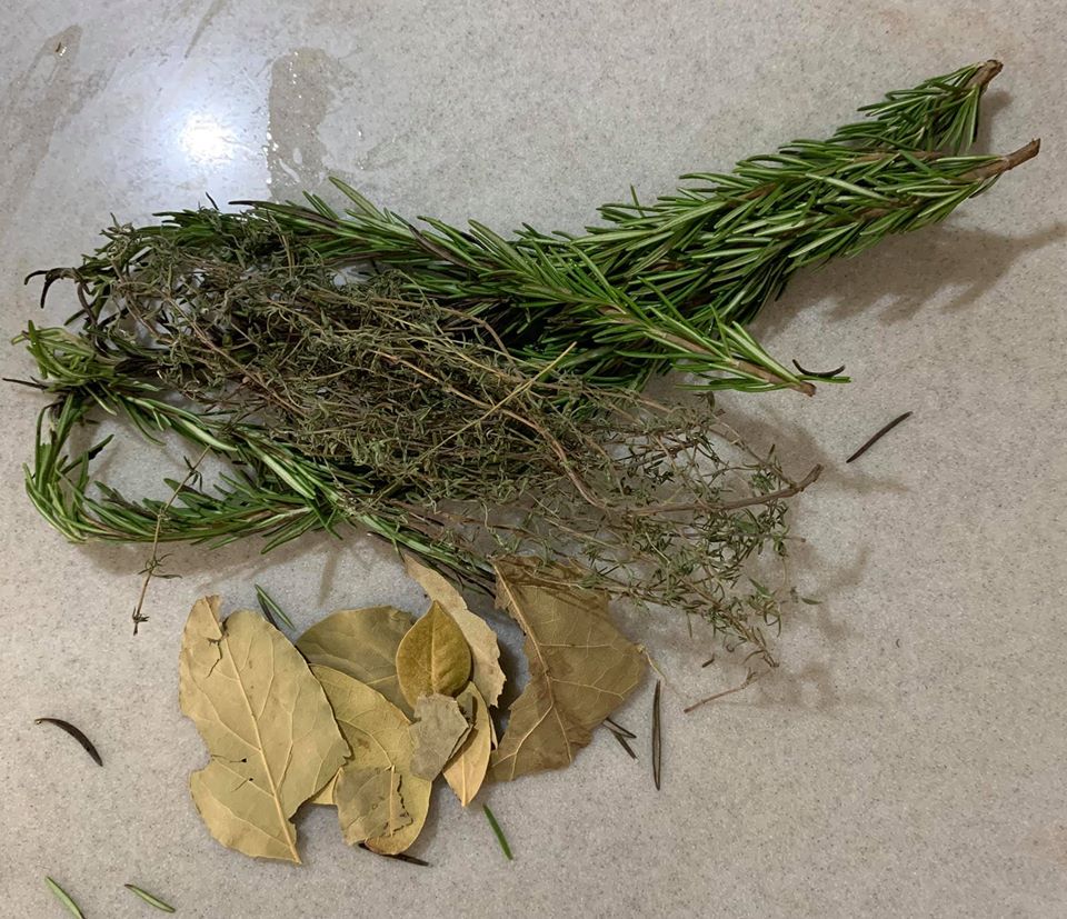 今天用的香草是迷迭香、百里香和月桂葉。
