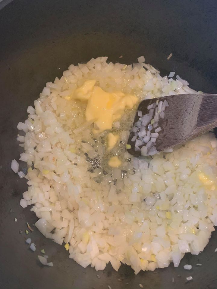 用奶油炒香洋蔥。