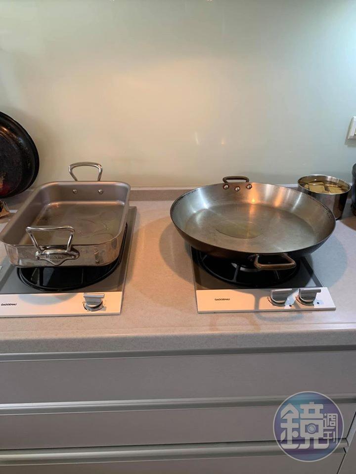 今天採雙爐作業，左邊炒洋蔥，右邊煎肉。
