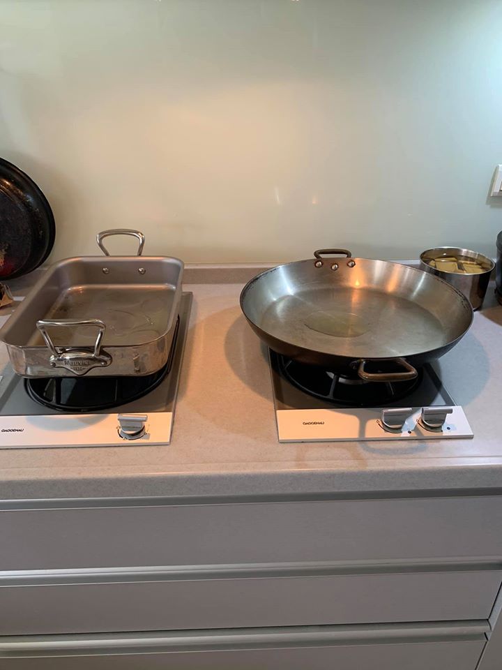 今天採雙爐作業，左邊炒洋蔥，右邊煎肉。