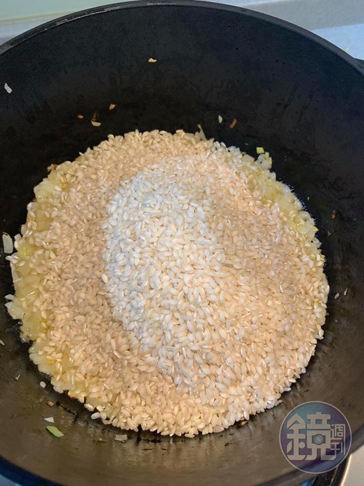 放入義大利Carnaroli米，一起翻炒至每粒米都吸附奶油。