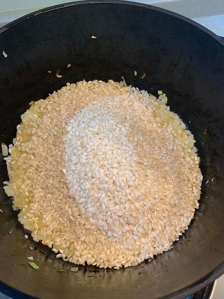 放入義大利Carnaroli米,一起翻炒至每粒米都吸附奶油。