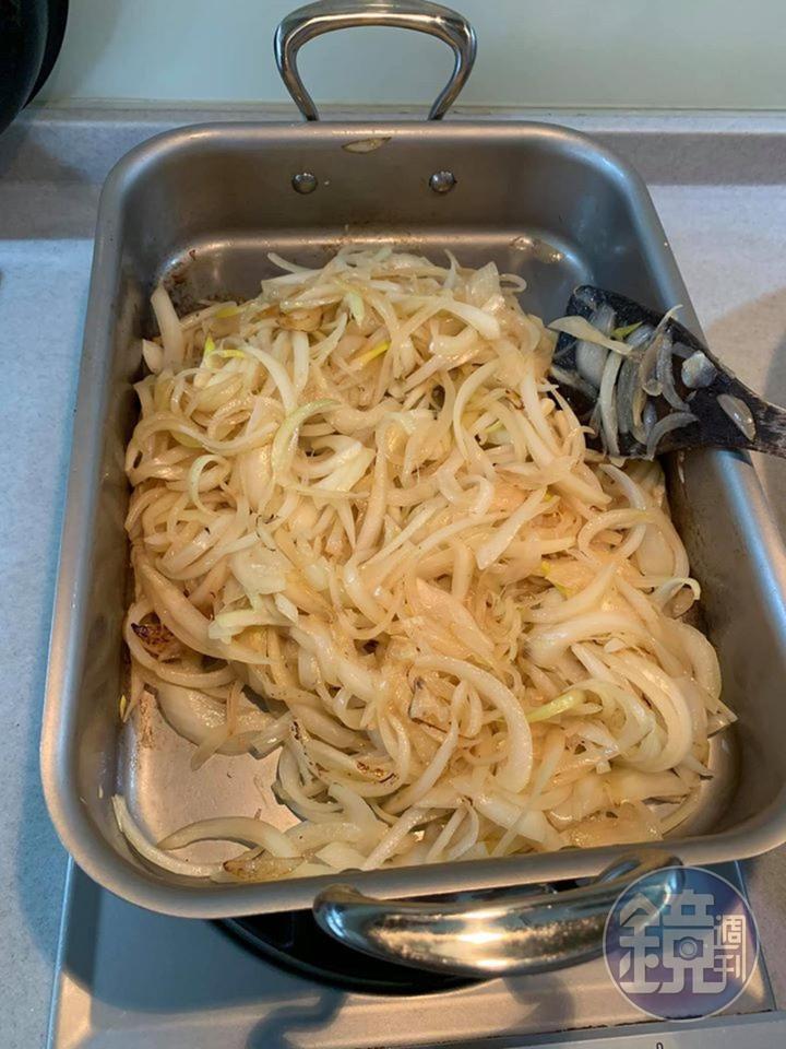開始炒洋蔥。
