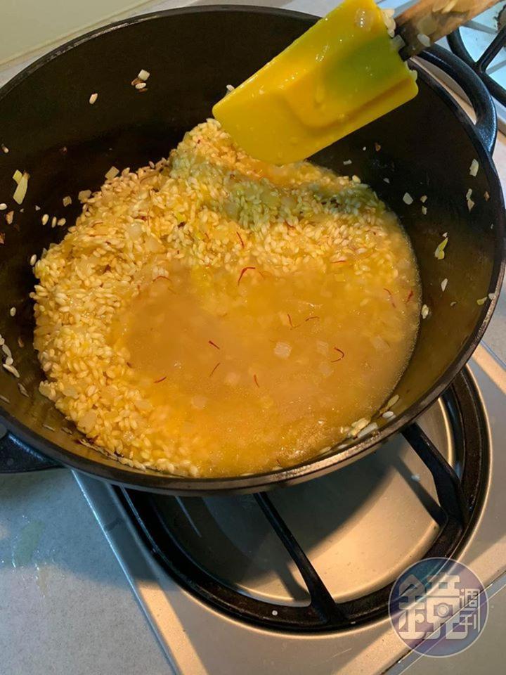 倒入高湯一包，不停翻攪。