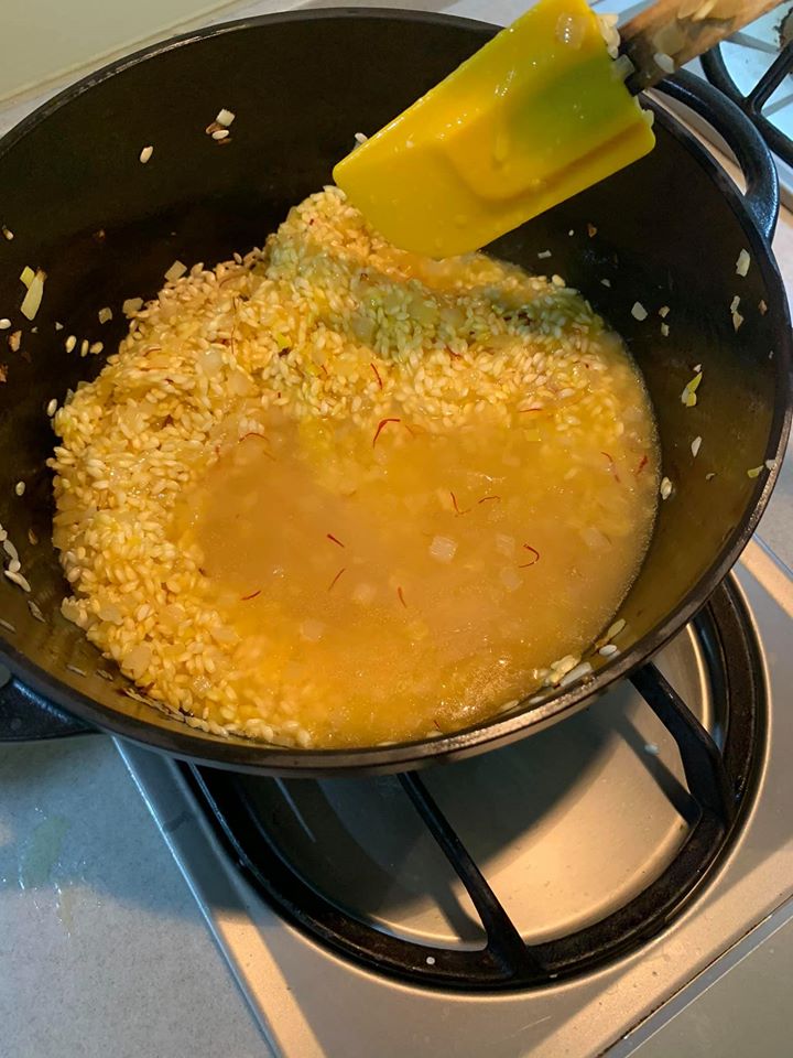 倒入高湯一包,不停翻攪。