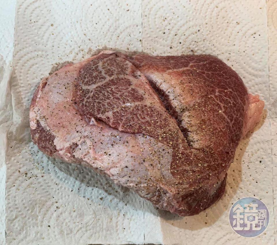 在牛臉頰肉上均勻撒上鹽和胡椒，略醃。