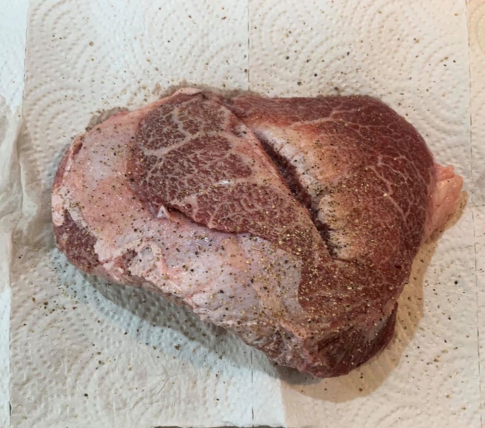 在牛臉頰肉上均勻撒上鹽和胡椒，略醃。