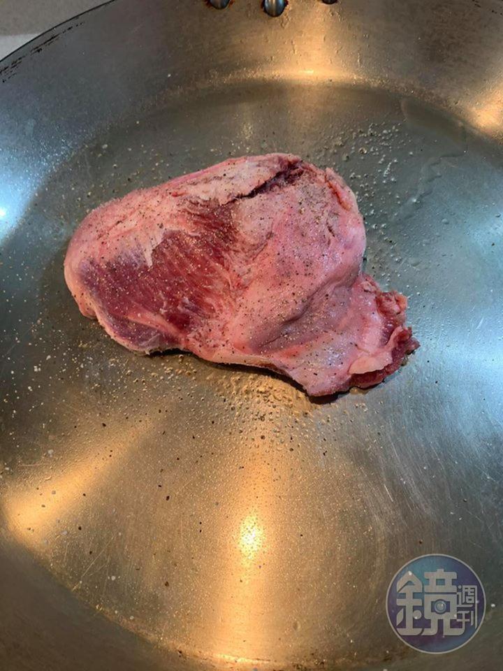 平底鍋燒熱，將臉頰肉放上開始煎香。