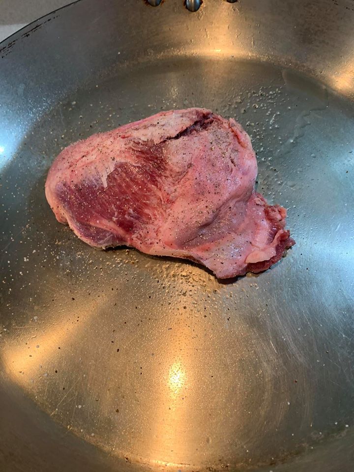 平底鍋燒熱，將臉頰肉放上開始煎香。