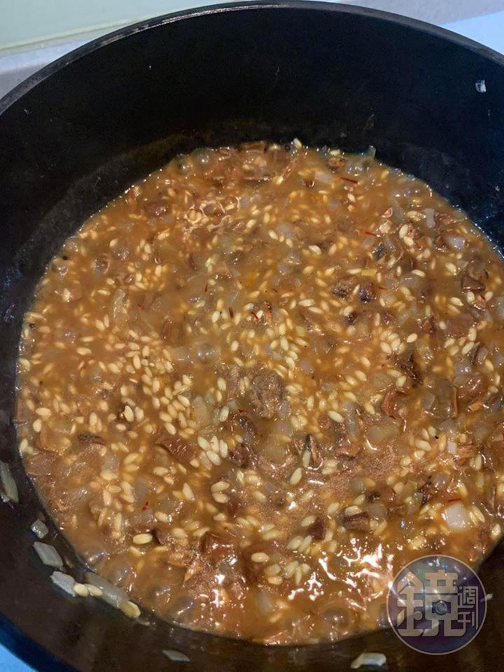 先倒入一半牛肝菌水。