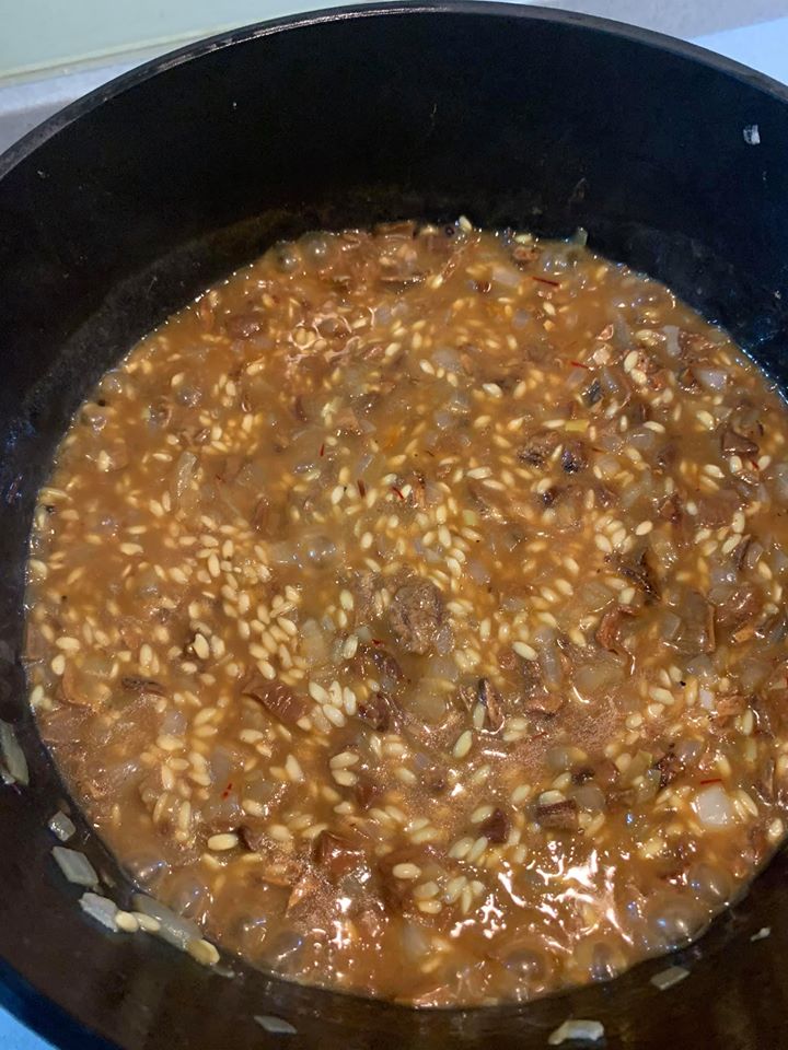 先倒入一半牛肝菌水。