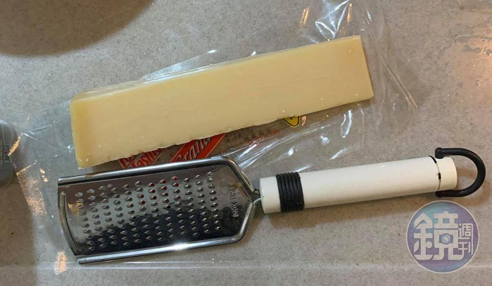 準備好起司與研磨器。