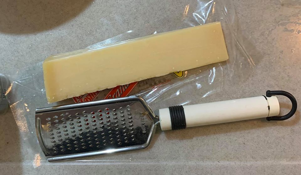 準備好起司與研磨器。