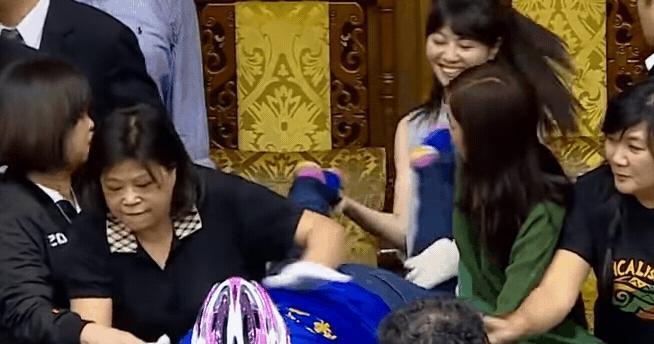 國民黨只剩下女將陳玉珍死守主席台,不過她一雙腳不時往後亂踢,高嘉瑜只好緊抓防止傷人到其他人。