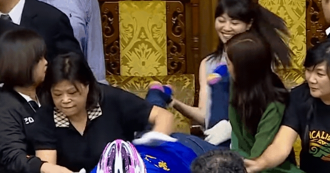 國民黨只剩下女將陳玉珍死守主席台，不過她一雙腳不時往後亂踢，高嘉瑜只好緊抓防止傷人到其他人。
