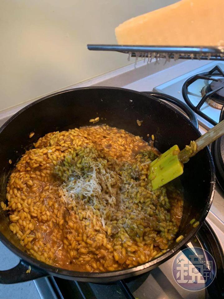 在燉飯中磨進起司。