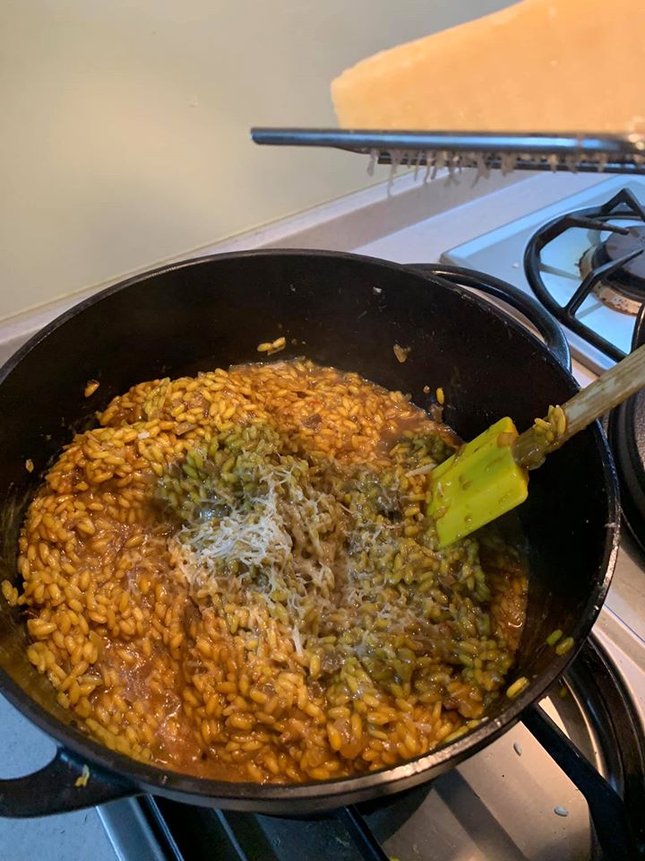 在燉飯中磨進起司。