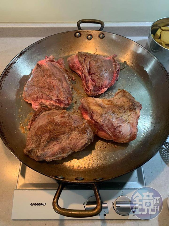 4塊肉全部下鍋。