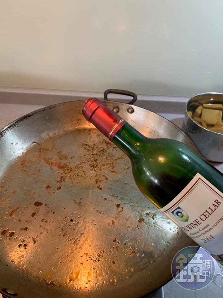 將剩下的紅酒全部倒入平底鍋。
