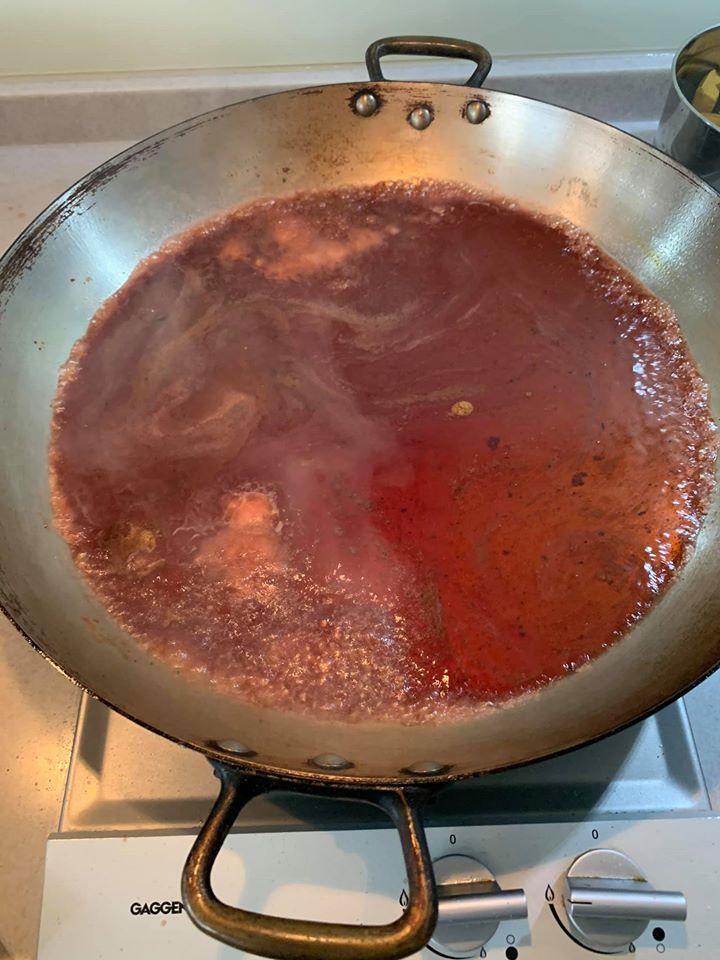 紅酒略煮一下，便可吸收煎肉沾鍋的肉汁。
