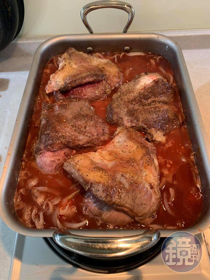 煎好的肉塊直接放入洋蔥烤盤中。