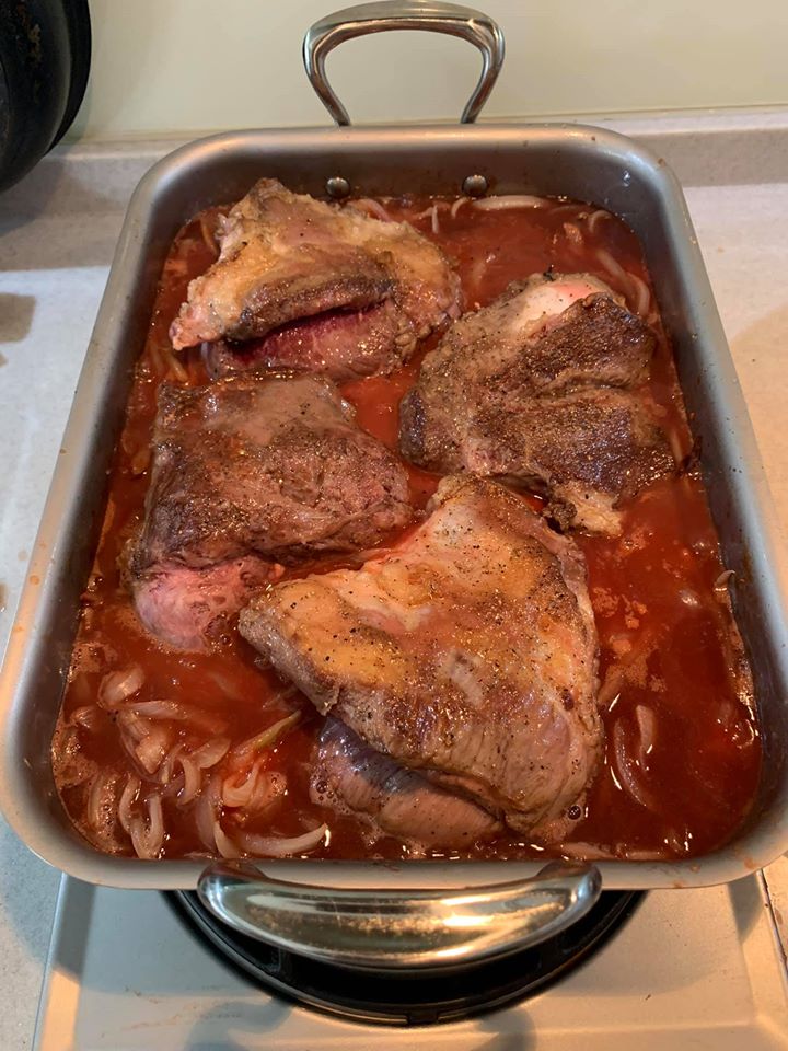 煎好的肉塊直接放入洋蔥烤盤中。