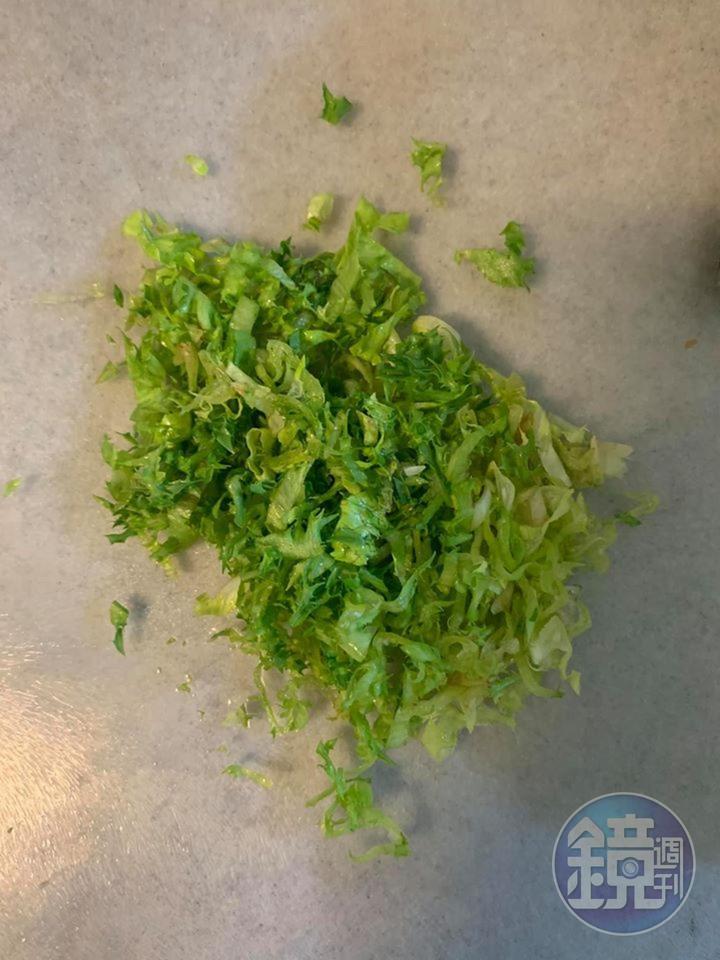 將生菜切絲裝飾在燉飯上。