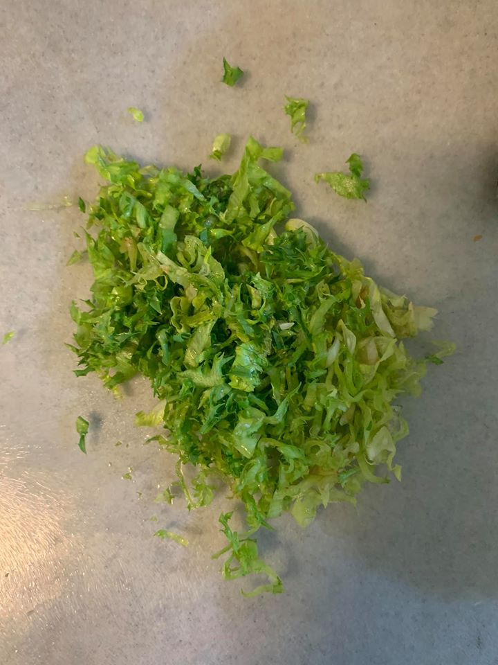 將生菜切絲裝飾在燉飯上。