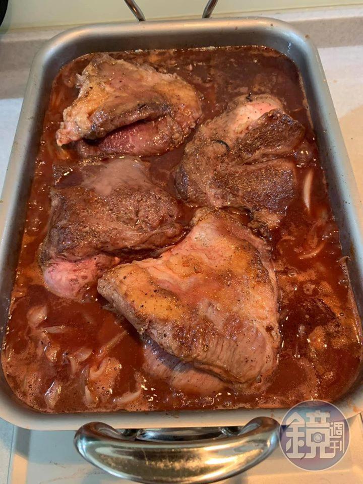 倒入剛煮過的紅酒肉汁。