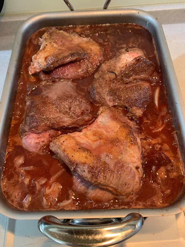 倒入剛煮過的紅酒肉汁。