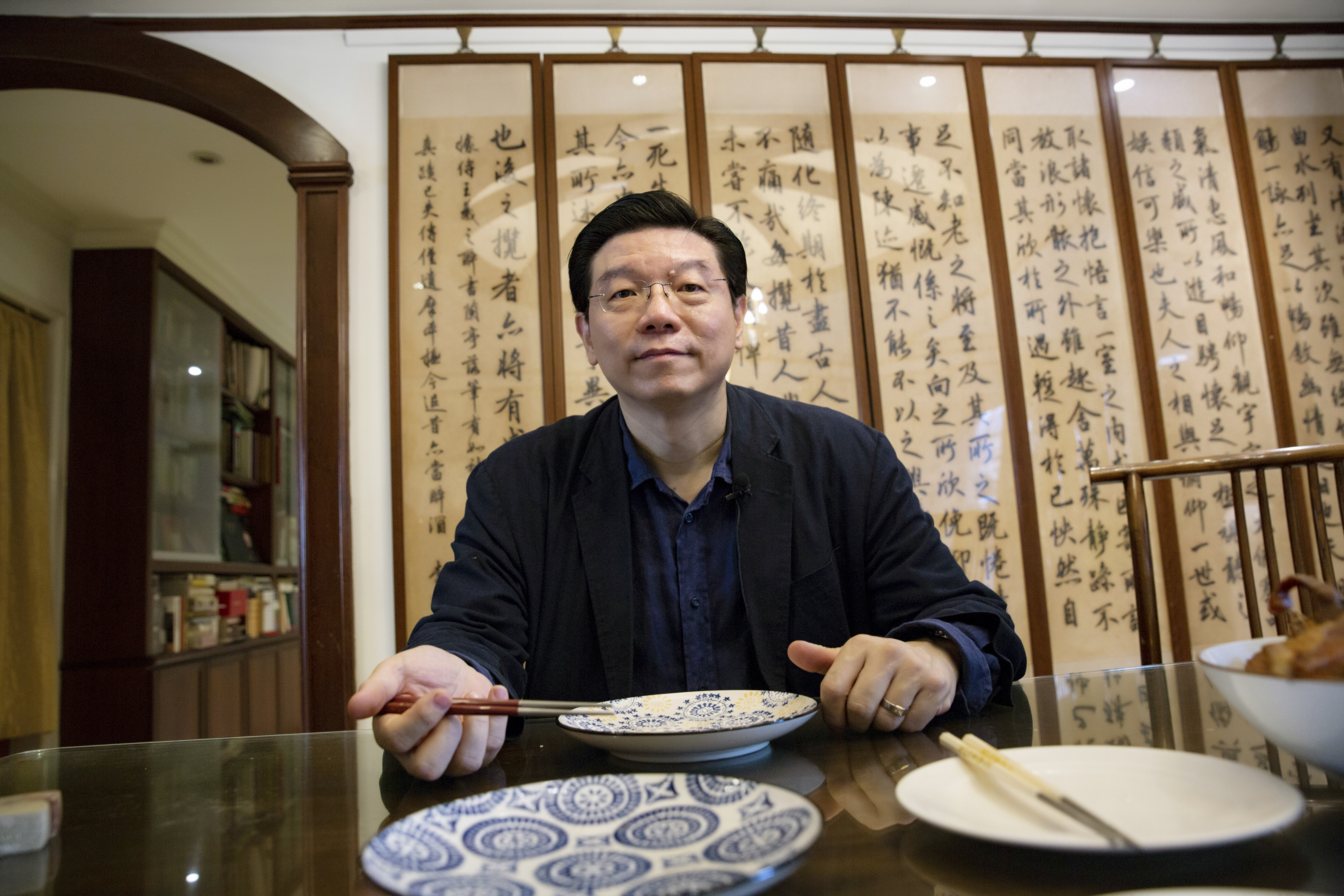 《鏡週刊》社長裴偉在廚房中的動手能力極強，擅長的料理遍及中西，現在也公開自己的廚房筆記。（攝影：王漢順）