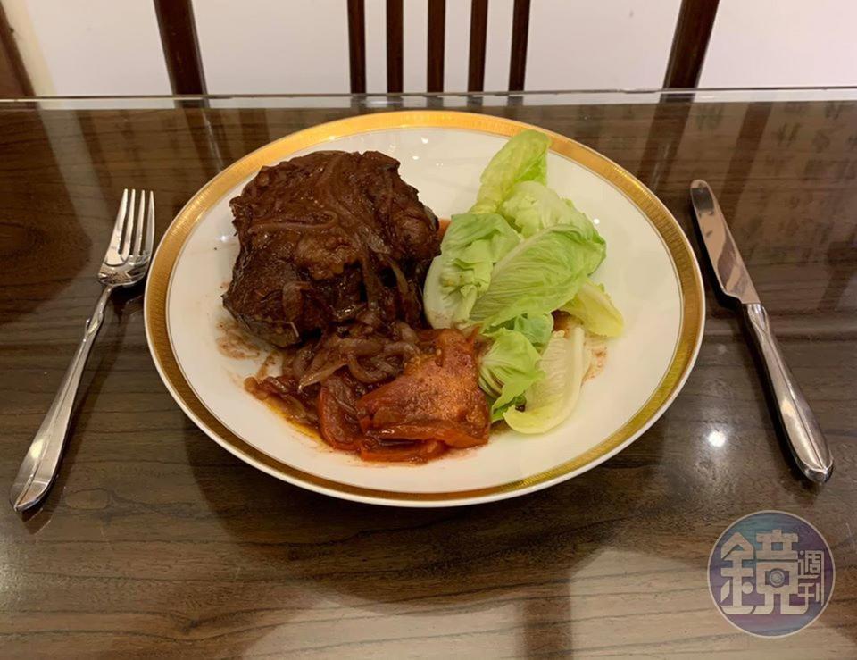 米蘭式紅酒炆澳洲和牛臉頰肉大功告成，醬汁可以留下來拌義大利麵，一點都不要浪費。