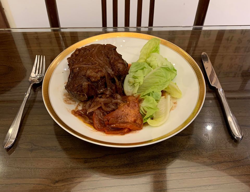 米蘭式紅酒炆澳洲和牛臉頰肉大功告成，醬汁可以留下來拌義大利麵，一點都不要浪費。