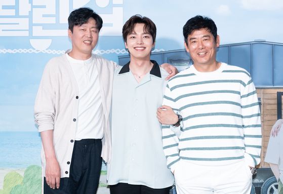 呂珍九(中)說他很榮幸能與仰慕的成東鎰(右)與金希沅合作《小屋漫遊韓半島》。(tvN提供)