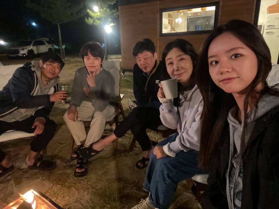 《小屋漫遊韓半島》邀請不少藝人作客,惠利(右1)與羅美蘭是首集來賓。(tvN提供)
