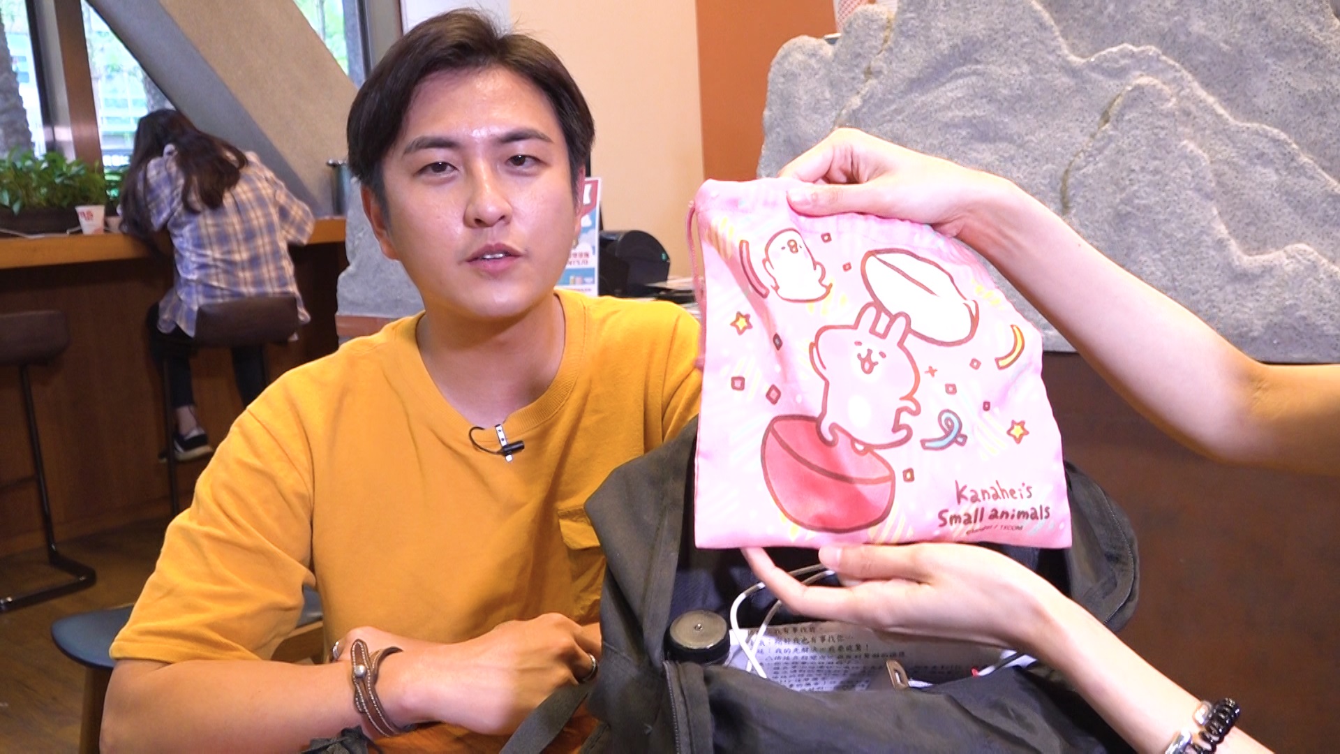 黃靖倫的包包充滿粉紅色卡通人物。（TVBS提供）