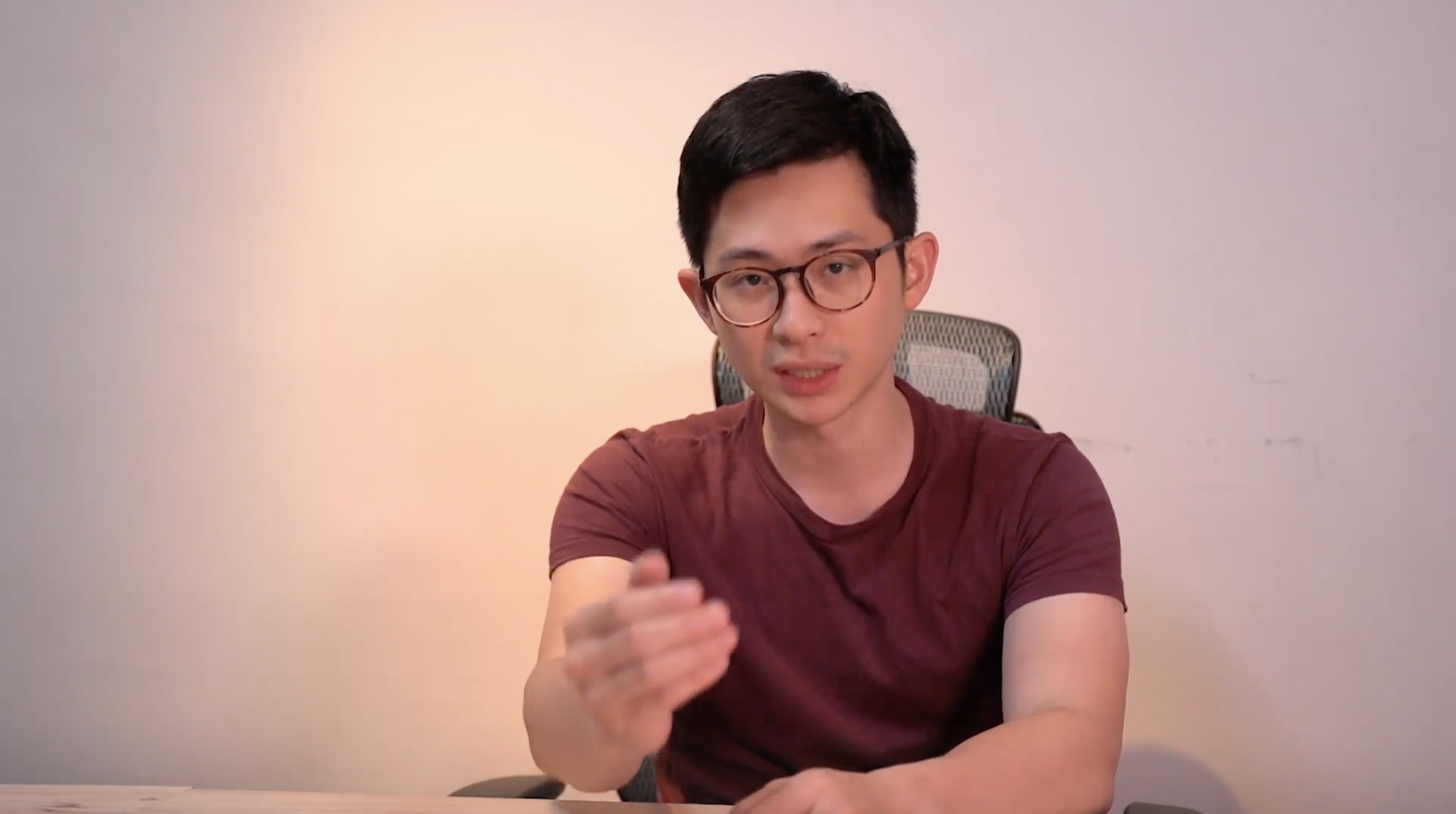 《博恩夜夜秀》近日因監察院公布政治獻金表單而遭到質疑，博恩也親自為此事拍片道歉。（翻攝自博恩站起來臉書）