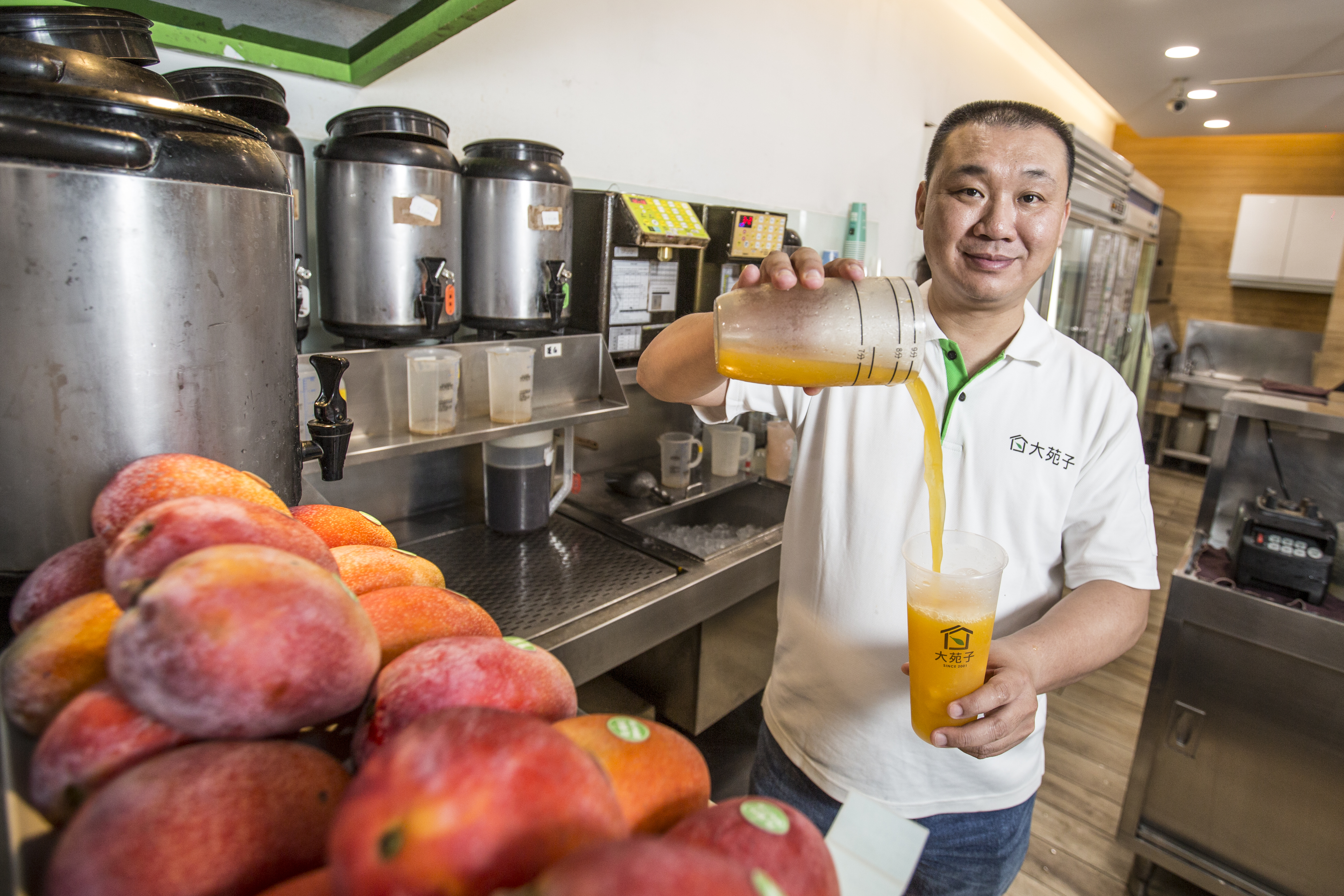 大苑子12年前轉型鮮果飲，董事長邱瑞堂靠堅守水果品質及數位經營雙管齊下，去年營收衝出18億元。