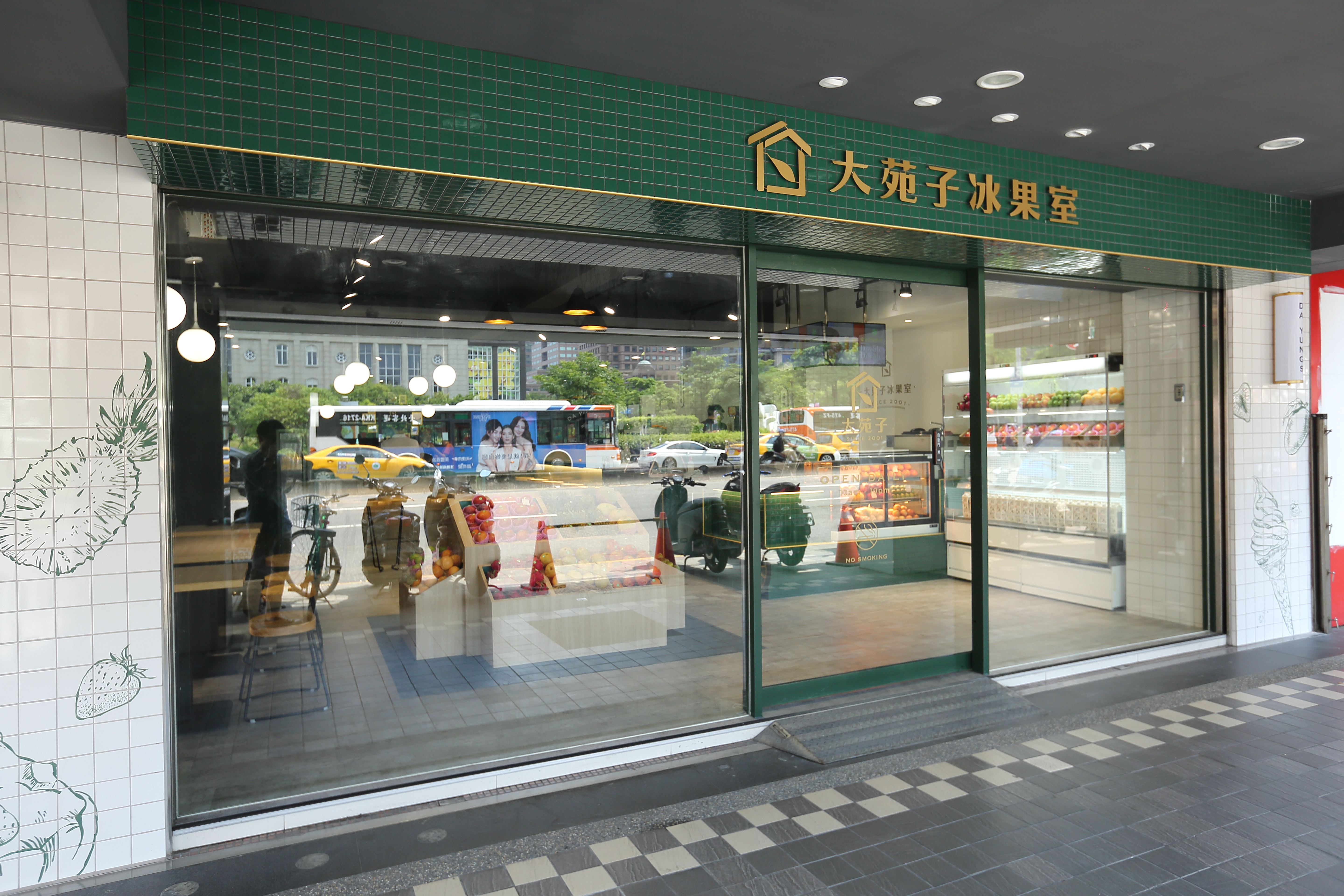 邱瑞堂砸千萬進軍信義區開的旗艦店，是以冰果室概念打造。