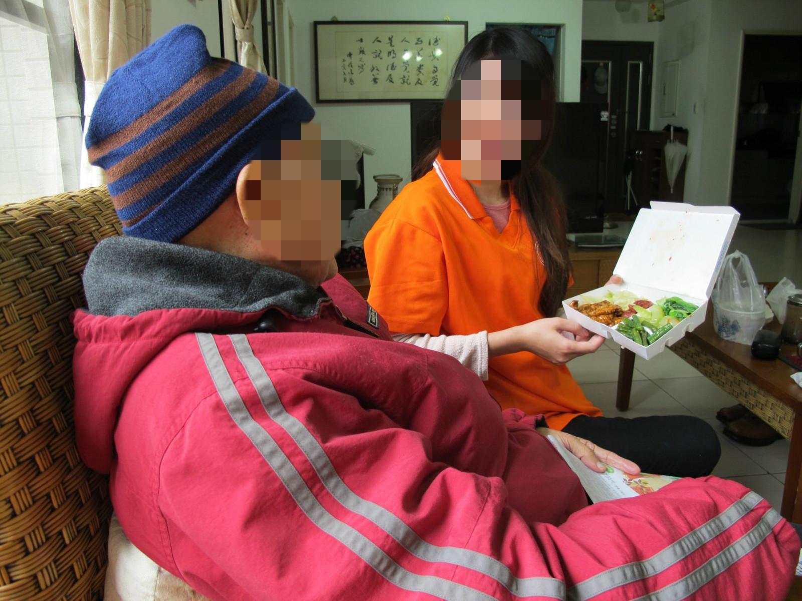 本是櫃姐的林女,因「想要看見長輩的笑容」而退去華服投身長照工作。(翻攝弘道老人福利基金會臉書)