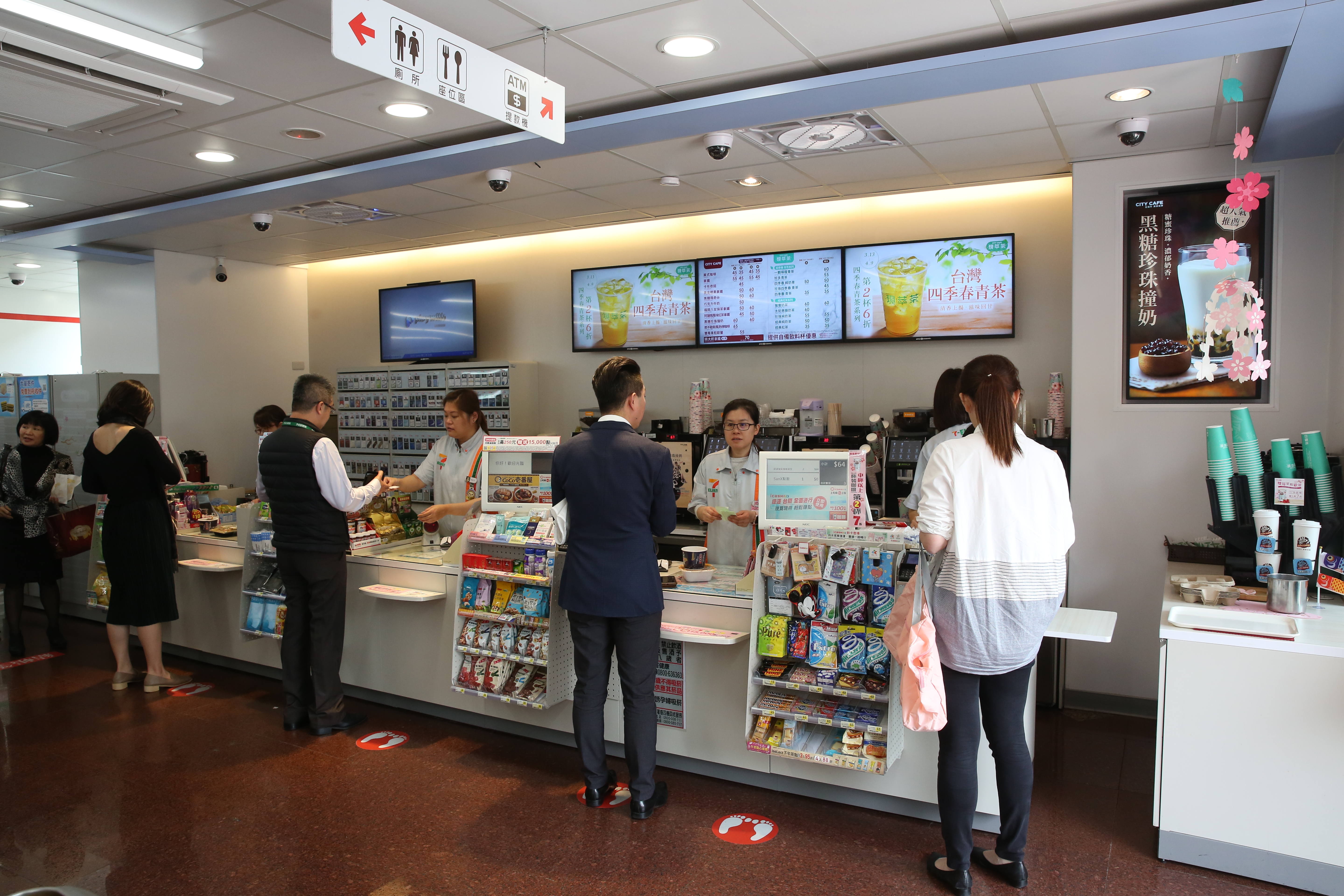 屏東男子網購香菸遇詐騙，收到2個飛機杯。（資料照，示意圖非新聞超商）