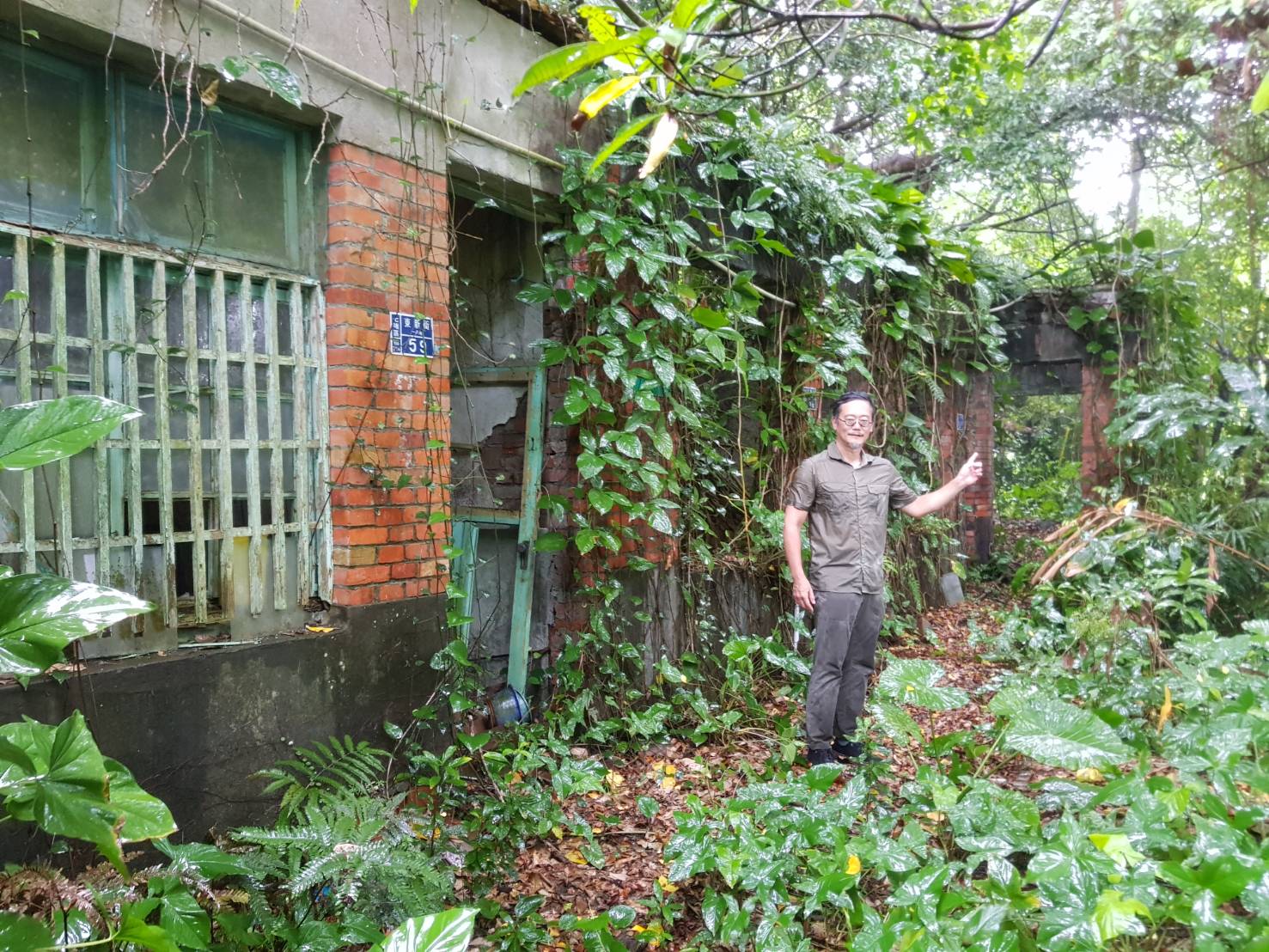 基隆畫家王傑從文史角度觀點，力爭將明德山莊打造成藝文基地，在地立委蔡適應樂觀其成，並為此召開多次協調會。