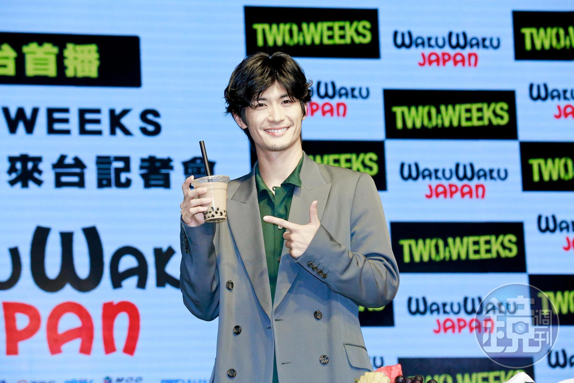 2019年，三浦春馬來台宣傳《TWO WEEKS》，大啖台灣名產珍珠奶茶。