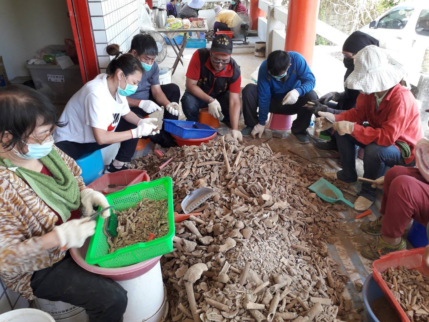 嘉義「十方菩提行者義工團」的成員，利用假日為無主骨骸免費撿骨整理墓塚長達多年。（十方菩提行者義工團提供）
