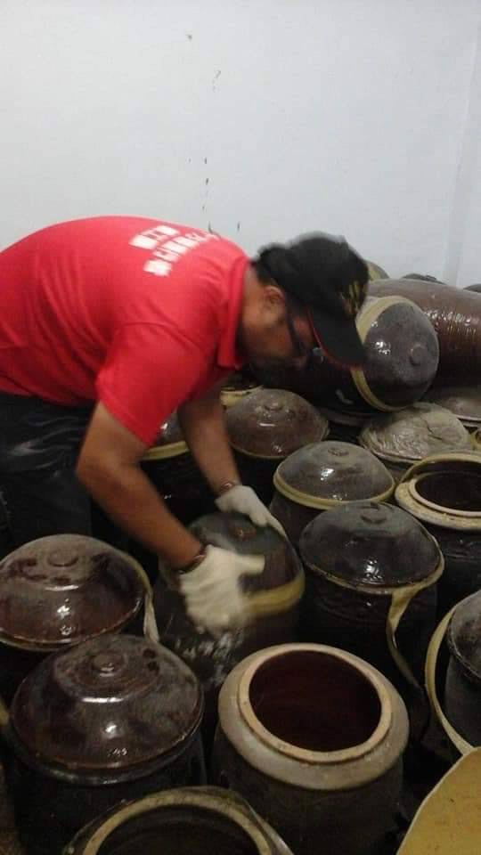 萬公廟內存放上百具無主骨骸未獲得妥善處理，讓黃家豐心生同情，投入志工行列。（十方菩提行者義工團提供）