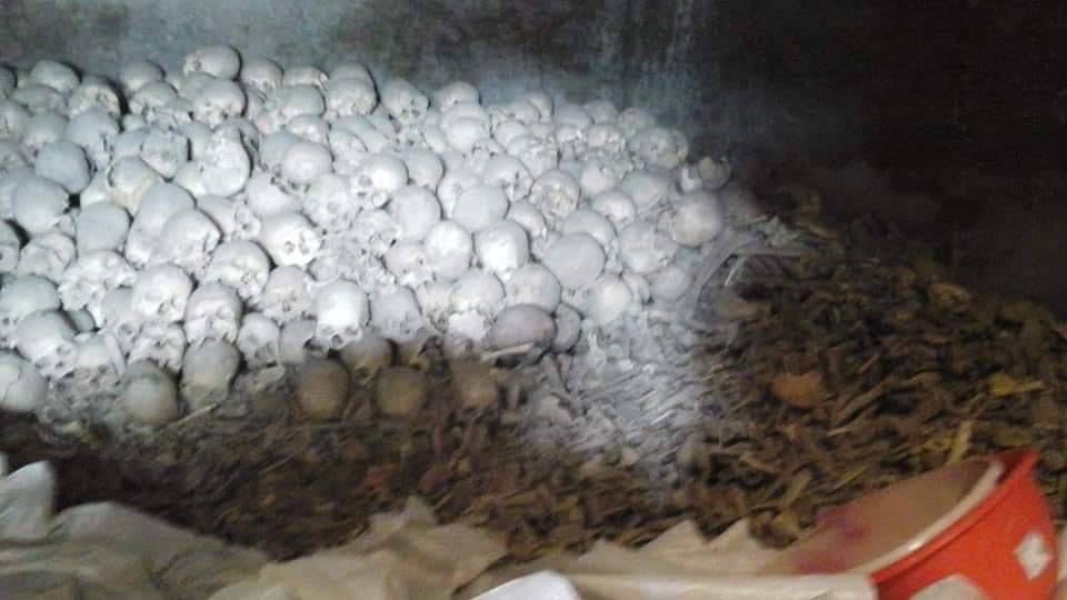 義工團至雲林石廟撿骨時，曾遇靈異現象。（十方菩提行者義工團提供）